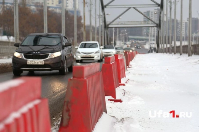 На старом мосту работает только одна из полос | ufa1.ru