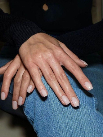 5 лаков для ногтей, которые подходят женщинам в любом возрасте: от классики до современных трендов