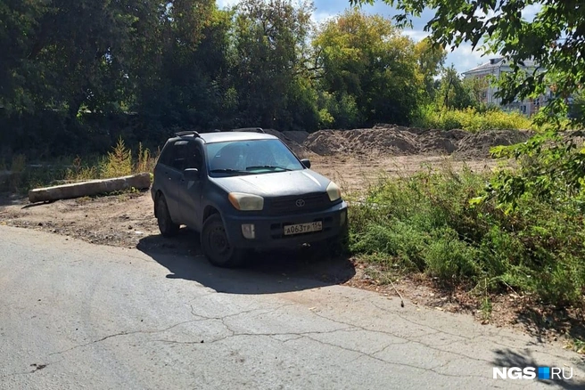 По какой причине автомобилист решил припарковаться именно здесь — вопрос открытый | Источник: читательница НГС