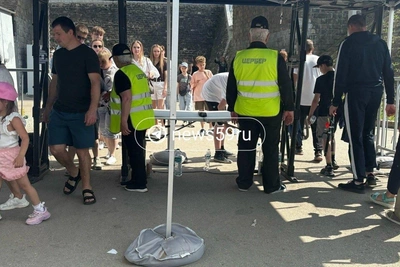 На набережной Перми во время фестиваля посетителям не давали пронести воду