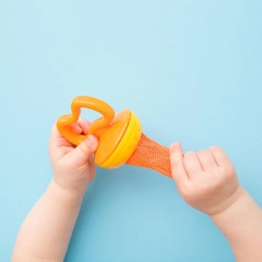 Как выбрать игрушку, которая не навредит младенцу: 4 главных критерия