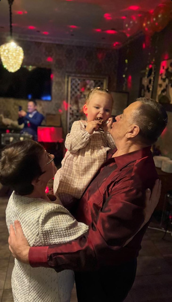 Не хватает только внука от Жанны: родители Фриске трогательно отметили 50-летие семейной жизни