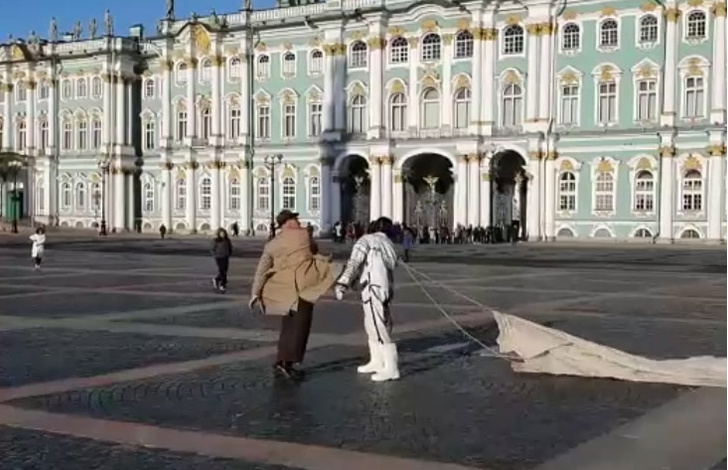 Солист Rammstein дерется с космонавтом под «Калинку» на Дворцовой площади в Питере (видео)