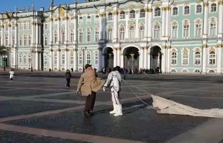 Солист Rammstein дерется с космонавтом под «Калинку» на Дворцовой площади в Питере (видео)