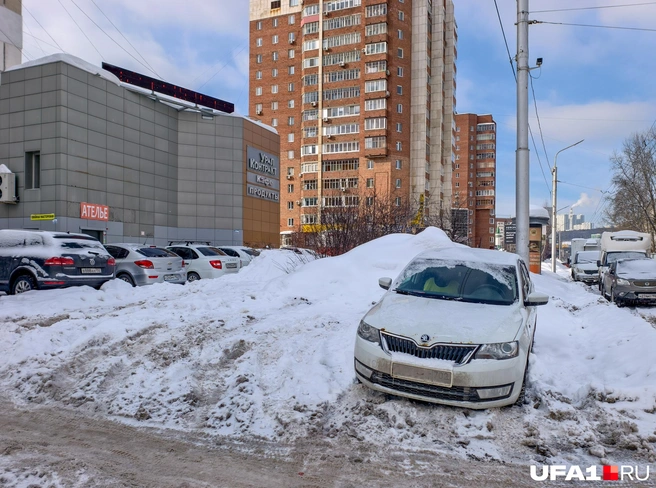 Вот, а летом здесь газон, а не парковка | Источник: Булат Салихов / UFA1.RU