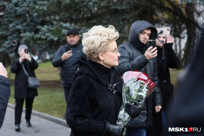 Елена Малышева пришла на кладбище с букетом красным роз | Источник: Артем Устюжанин / MSK1.RU