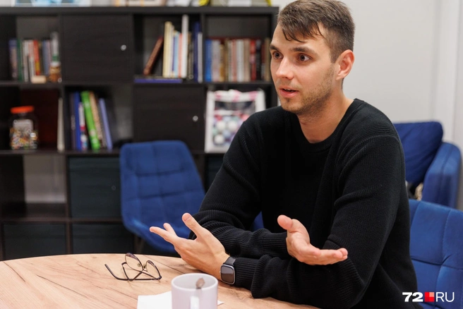 Вячеслав Марилов объясняет, можно ли на разные маршруты запускать автобусы побольше | Источник: Ирина Шарова / 72.RU