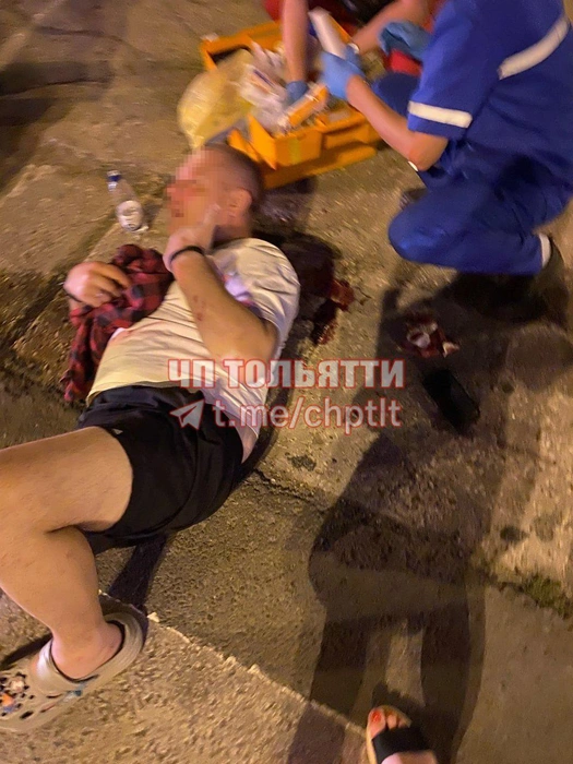 До приезда врачей мужчине помогали прохожие | Источник: «ЧП и ДТП | ТОЛЬЯТТИ» / t.me