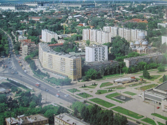 Ранее на месте ТЦ был сквер в елями | Источник: «Сормово.рф» / vk.com