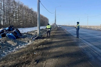 Lada врезалась в отбойник, знак и столб на Тюменском тракте