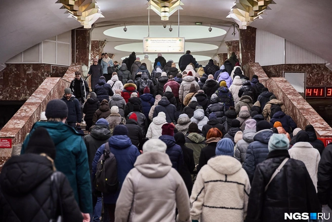 Жители считают, что метро уже не справляется с пассажиропотоком  | Источник: Александр Ощепков / NGS.RU