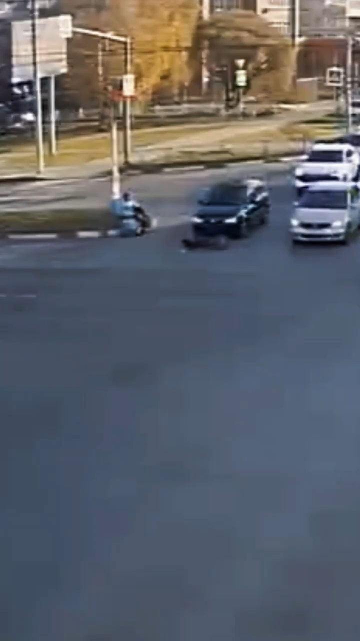 Сбила курьера: появилось видео ДТП в ярославском Брагине
