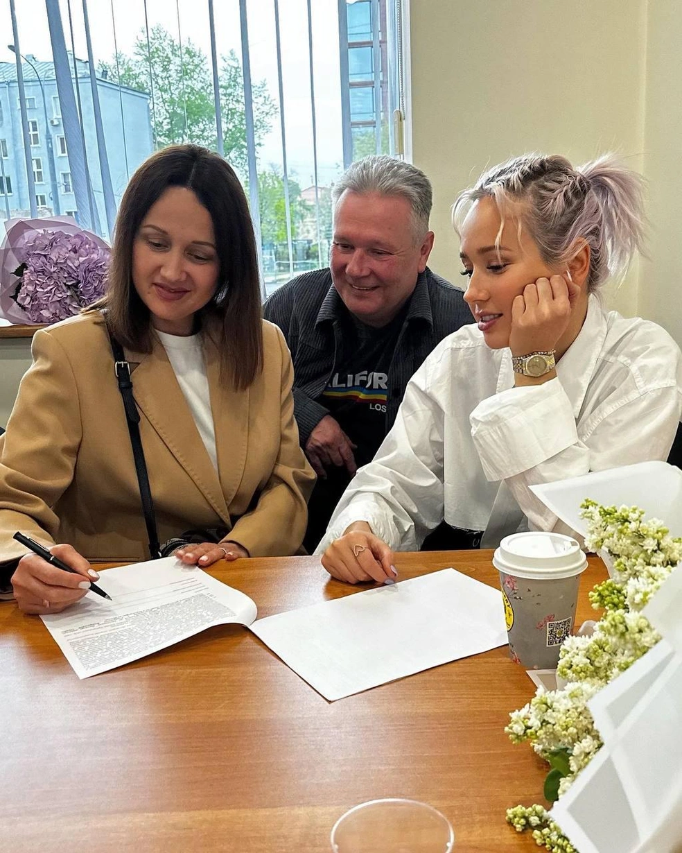 Клава подарила родителям квартиру | Источник: klavacoca / Instagram* 