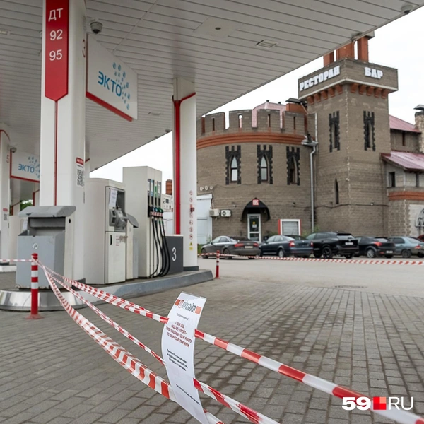 Приостановила работу АЗС «Лукойл» на улице Спешилова возле Замка в долине | Источник: Василина Любимова / 59.RU