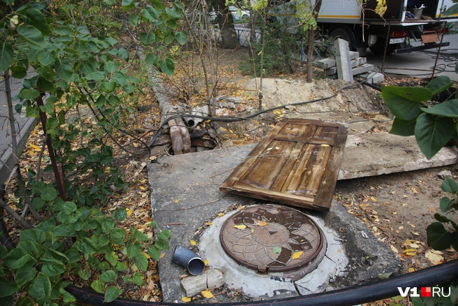 Стыдливо прикрывавшая столб пара массивная деревянная дверь практически истлела за прошедший месяц | Источник: Константин Завриков / V1.RU