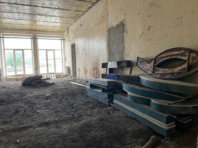 Легендарные голубые буквы с фасада «Современника» хранятся в одном из помещений бывшего ДК | Источник: Заброшенная Самара / T.me