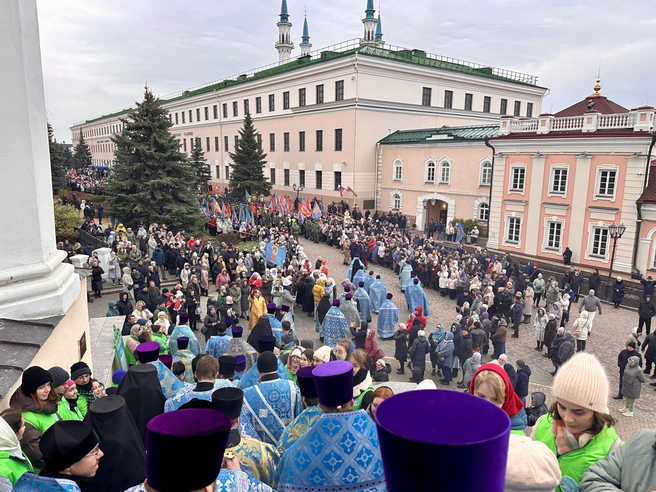 Участие в шествии приняли взрослые, молодежь и даже дети | Источник: tatmitropolia.ru