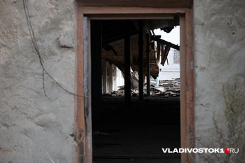 Крыши и перегородки давно рухнули или сгнили | Источник: Елена Буйвол / VLADIVOSTOK1.RU