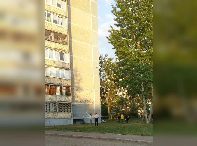 Вокруг собралась толпа зевак | Источник: источник Ufa1