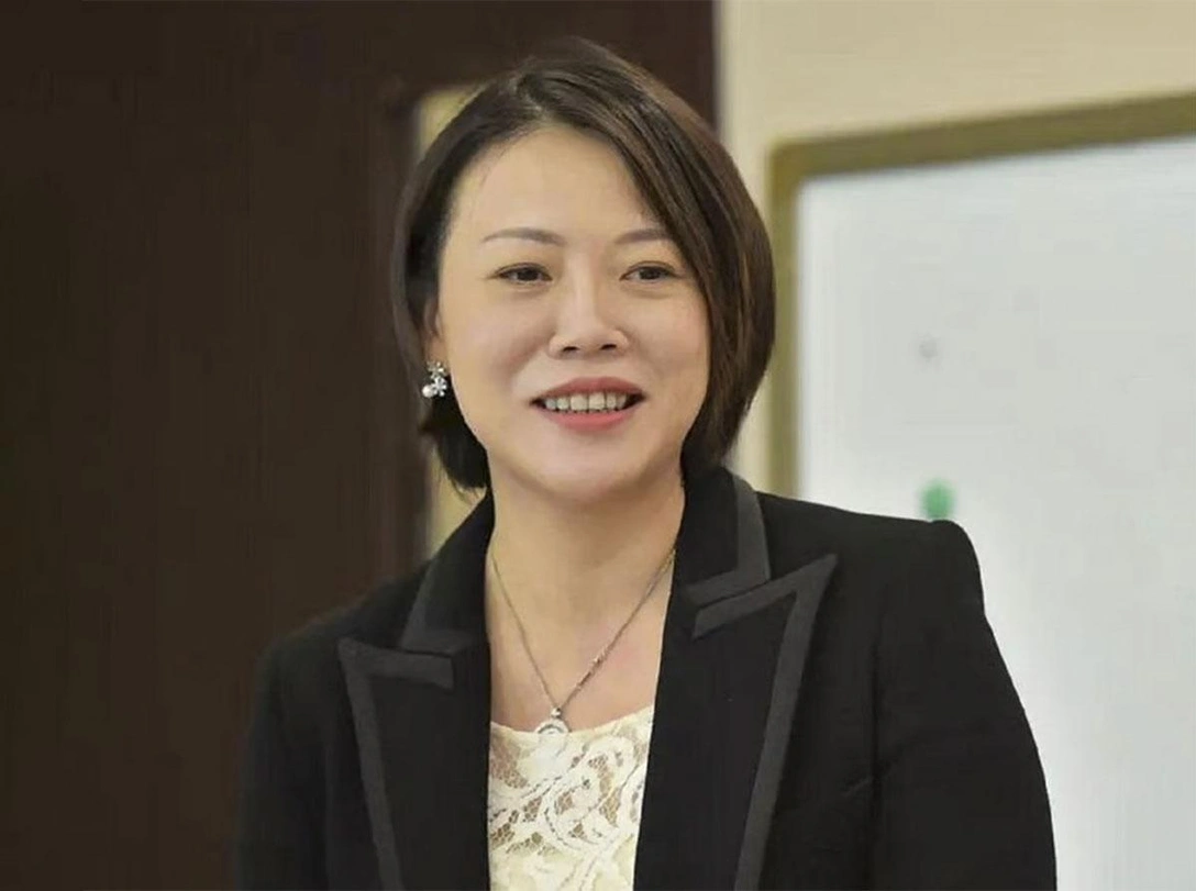 Владеет миром: как выглядит и чем занимается самая богатая женщина Китая | marieclaire.ru