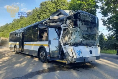 Автобус врезался в грузовик в Домодедово: пострадали пассажирки