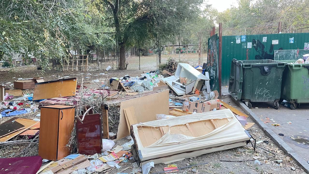 В Волгограде горожане жалуются на огромную свалку во дворе дома — смотрите, чего там только нет