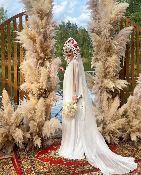 Звезда «Триггера» Ангелина Стречина вышла замуж в кокошнике и с танцами под баян