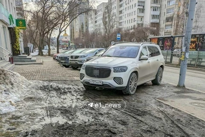 Элитный Maybach бросили на газоне и тротуаре в Екатеринбурге