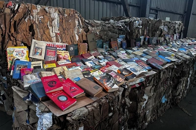 Жители Волгограда выбрасывают бумажные книги на свалку