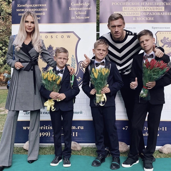 Мария и Павел Погребняк с детьми | Источник: Социальные сети