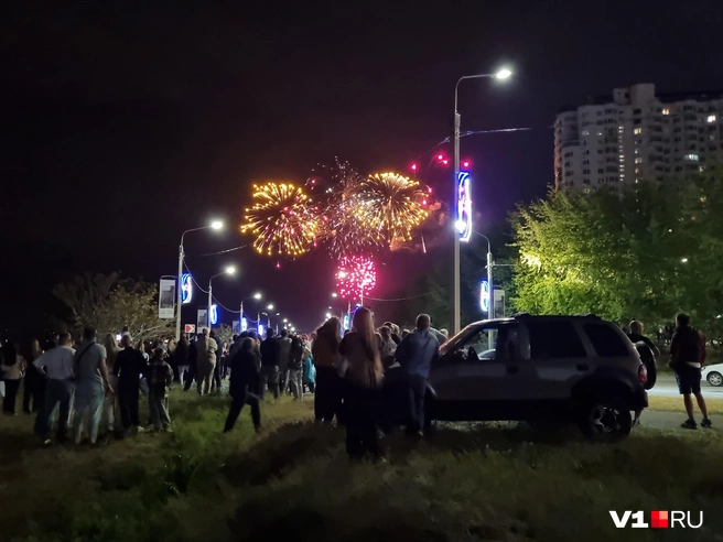 В Волгограде отгремел праздничный салют — видео | Источник: читатель V1.RU
