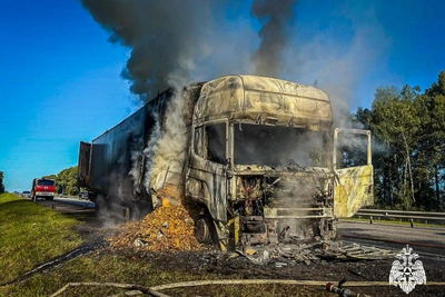 На трассе М-1 в Сафоновском округе сгорел тягач с щепой