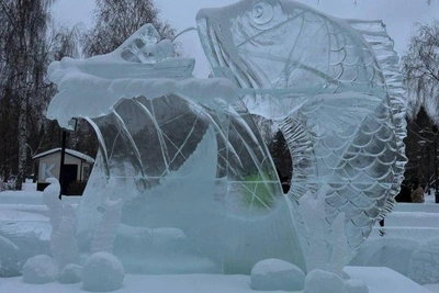 Ice Sculpture 'Fishing' Wins Crystal Tomsk Festival