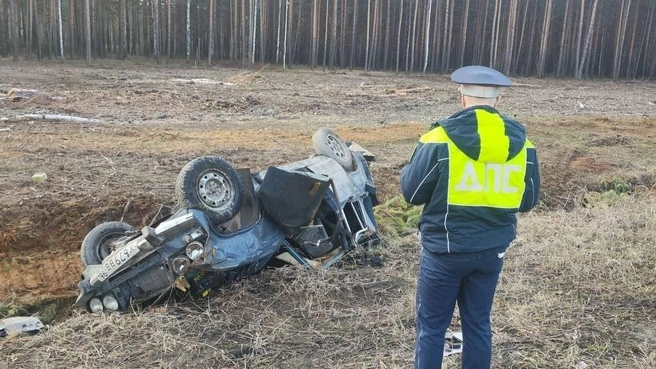 От удара водитель и двое пассажиров вылетели из салона | Источник: ГИБДД по Свердловской области