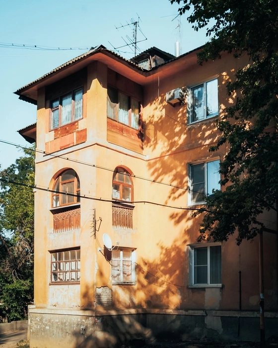 Дома не теряют очарования даже из-за рассыпающейся штукатурки | Источник: Юлия Воропаева / Vk.com