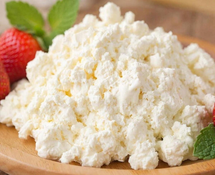 какой творог полезнее обезжиренный или жирный для здоровья | Источник: Ксения Воронежцева/GigaChat