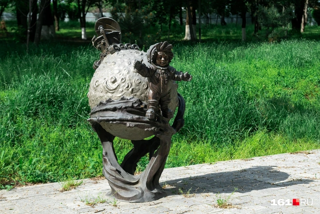 В парке появилось несколько скульптур. Это Незнайка | Источник: Евгений Вдовин / 161.RU