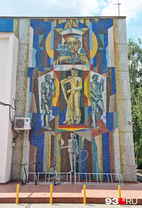 Часть мозаики, к сожалению, закрыта кондиционером | Источник: Алексей Угольников