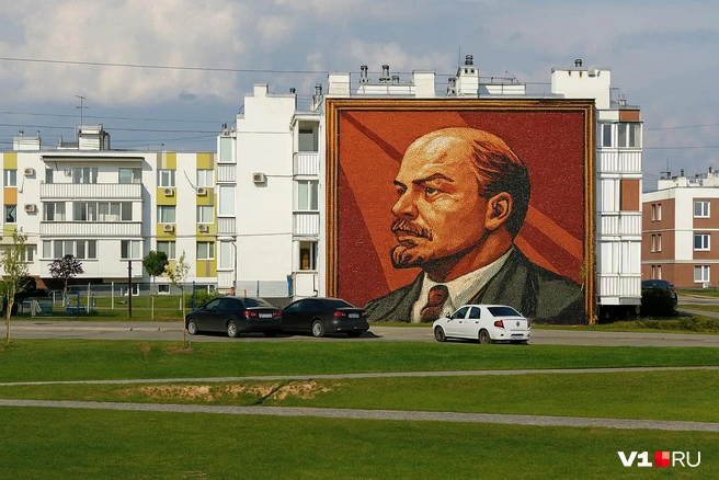 Неужели новые микрорайоны могут оставаться без пристального взгляда великого вождя мирового пролетариата? | Источник: Алексей Волхонский / V1.RU