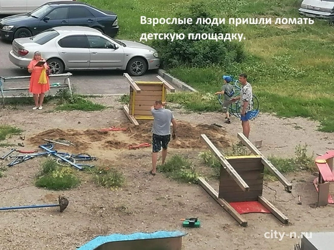 После разборки на месте остались только скамеечки и обновлённая песочница с новым песком | Источник: www.city-n.ru