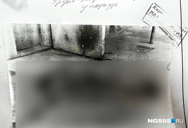 Парень упал, выйдя из подъезда  | Источник: Анастасия Чеснокова / NGS55.RU