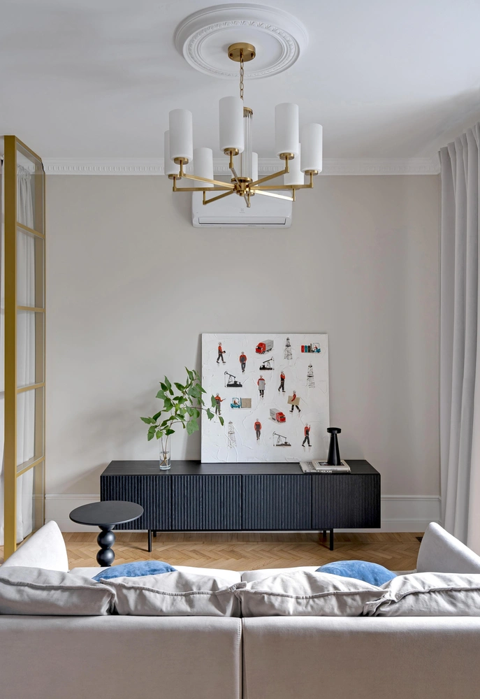 Картина «Нефтяники», Шура Мура, Lazy Walls Art Gallery. Люстра, Odeon Light. | Источник: Екатерина Будюк