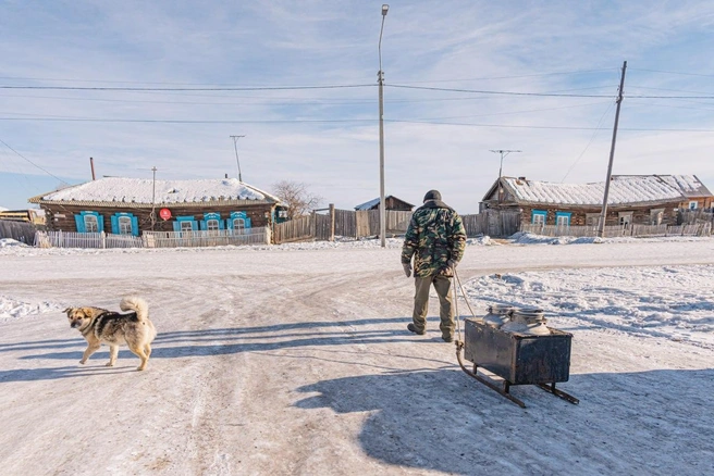 Где-то в селах до сих пор возят фляги в санках  | Источник: Олег Федоров / «Чита.Ру»