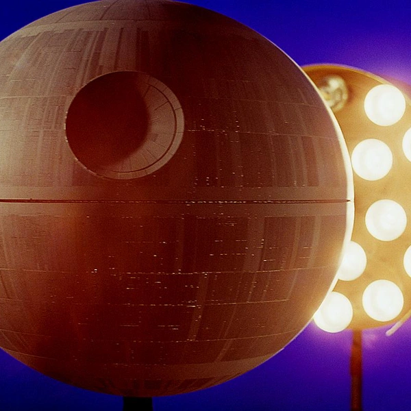 Макет Звезды смерти на съемочной площадке | Источник: LUCASFILM / WDSSPR