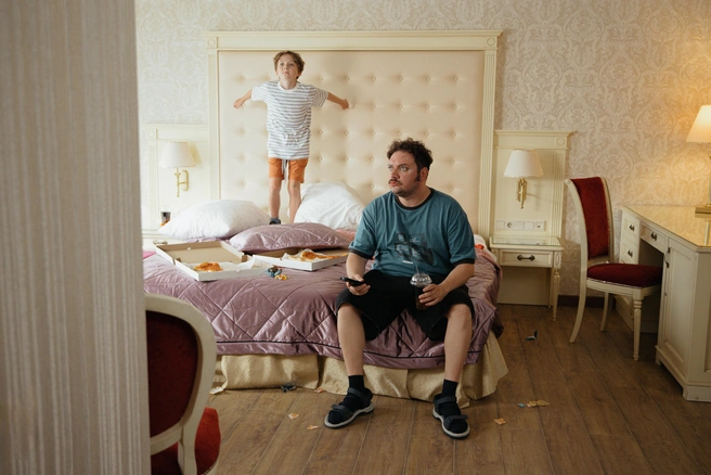 Борис играет наивного таксиста в новой комедии «Санкционер» на СТС | Источник: СТС