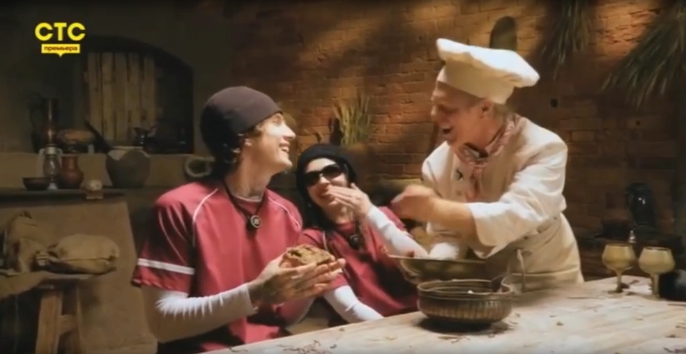 Ребята даже смеялись, держа в руках мерзкий бутерброд | Источник: СТС