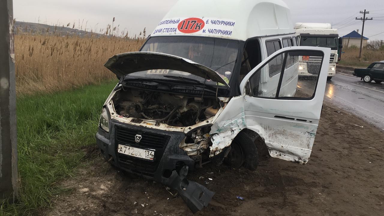 В Волгограде «Жигули» протаранили маршрутное такси, есть пострадавший - 26  апреля 2021 - V1.ру