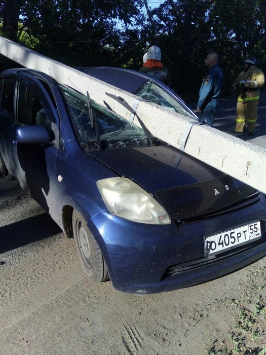 Столб придавил крышу авто