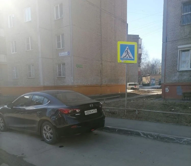 Курчатова, 20а. Mazda встала аккурат на пешеходном переходе. Пора вводить знак «слепой водитель» и награждать им самых одаренных парковщиков | Источник: читатель 74.RU