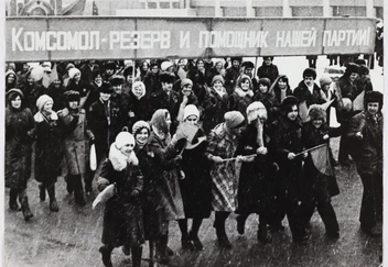 Демонстрация трудящихся Оренбурга, посвященная 61-й годовщине Великой Октябрьской социалистической революции. 1978 год | Источник: ОГАОО. Фотофонд. Оп. 3. Д. 2457, 2464, Д. 4005, 4007, 4082